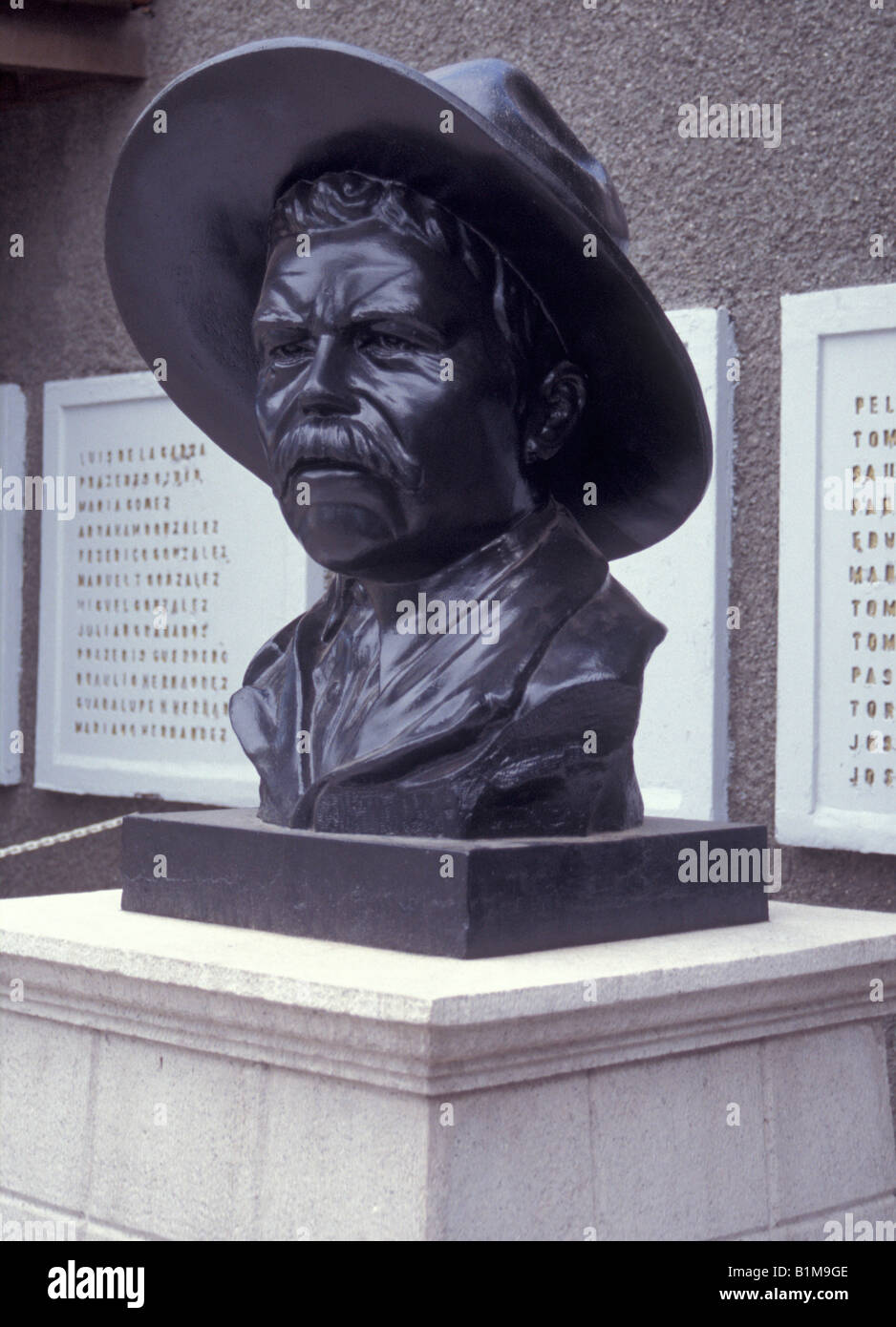 Busto di fuorilegge e hero Pancho Villa nella Quinta Luz mansion o il Museo de la Revolucion Mexicana, Chihuahua, Messico Foto Stock