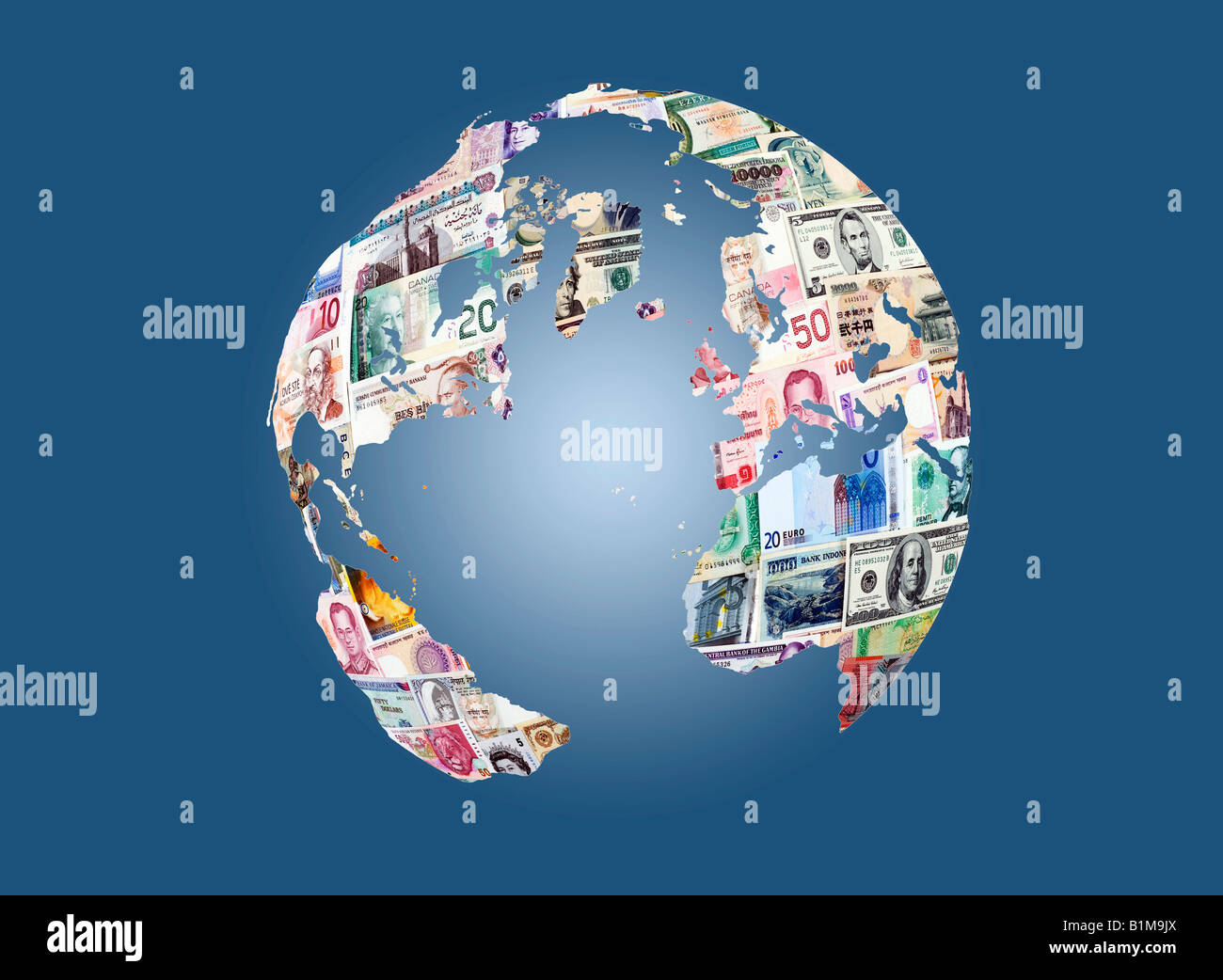 Montaggio di moneta internazionale sulla mappa del mondo Foto Stock