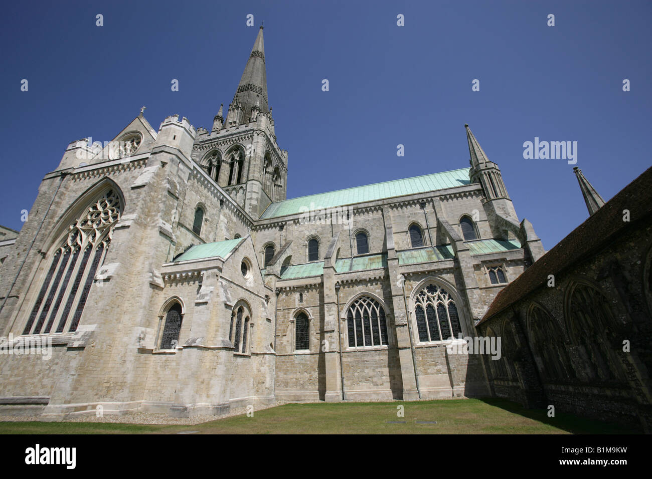 Città di Chichester, Inghilterra. Il transetto e la guglia visto dalla facciata meridionale della Cattedrale della Santissima Trinità di Chichester. Foto Stock