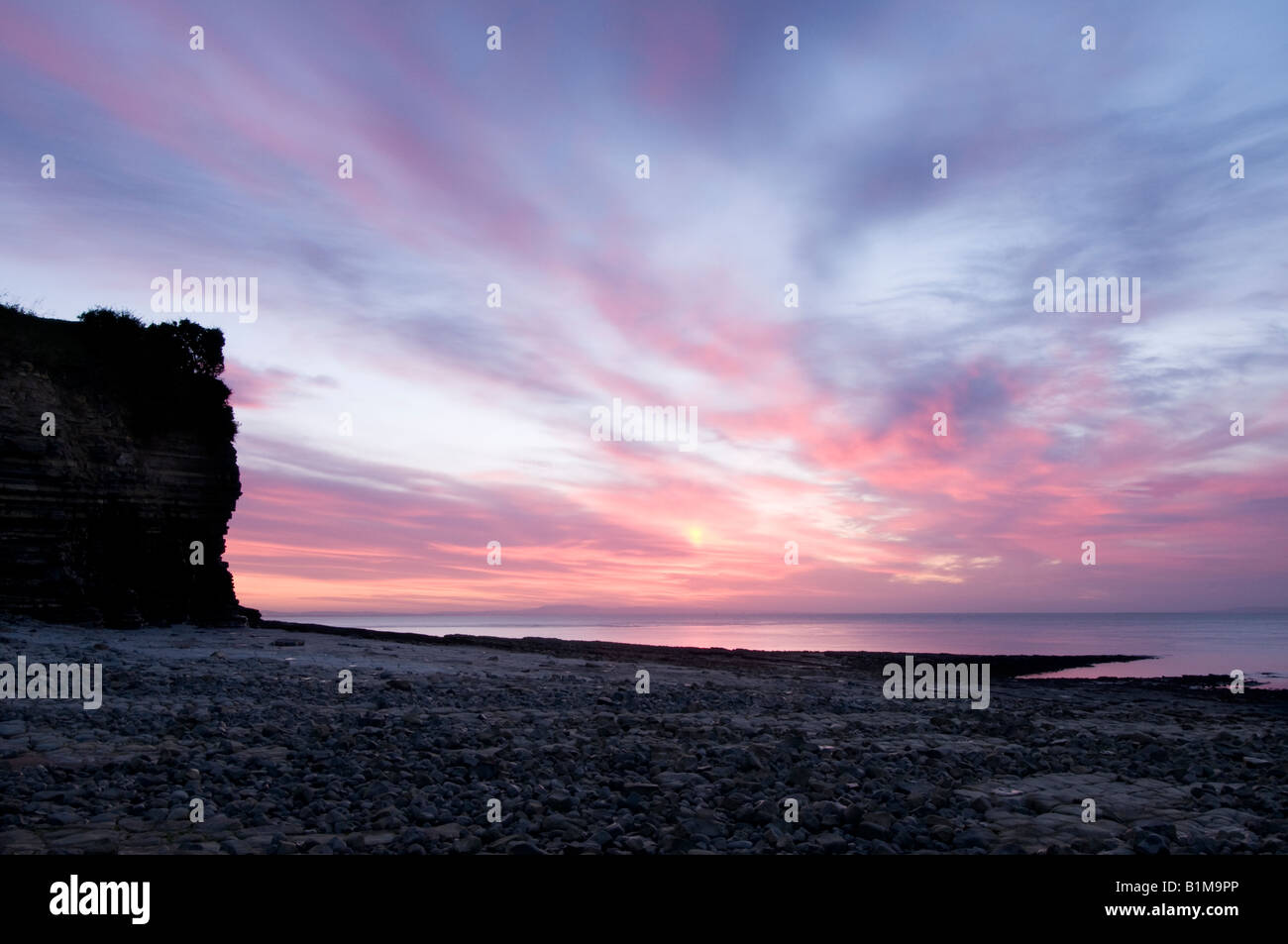 Sunrise a Lavernock punto, Penarth, vicino a Cardiff. Foto Stock