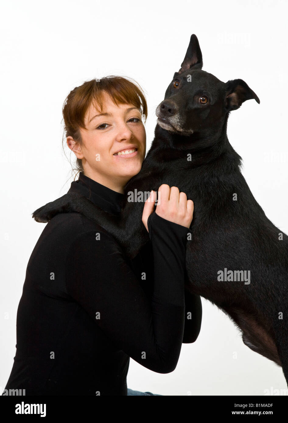 Donna nelle sue venti e il suo cane nero. Foto Stock