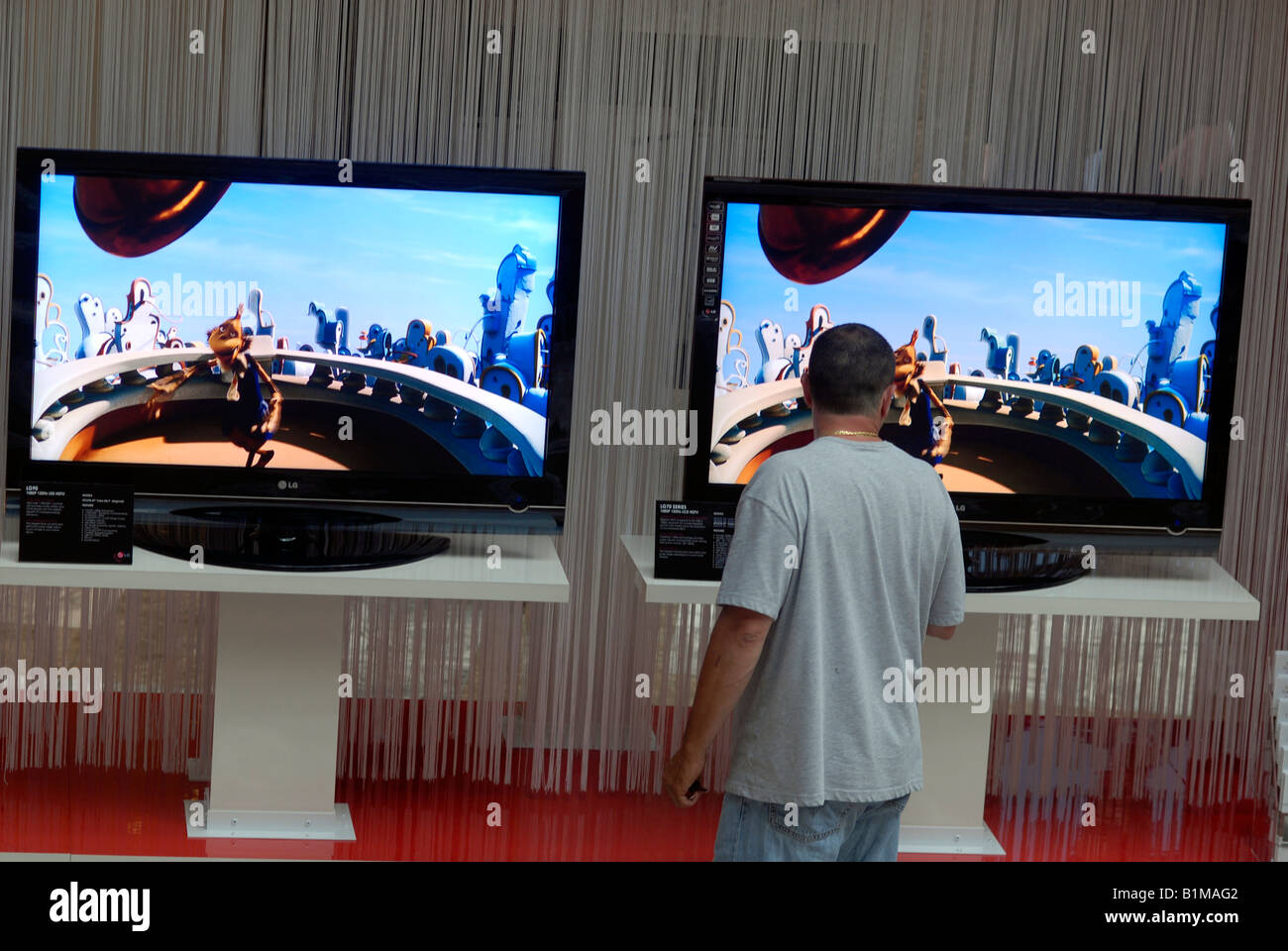 Un consumatore accede la LG Scarlet televisori ad alta definizione del World Financial Center di New York Foto Stock