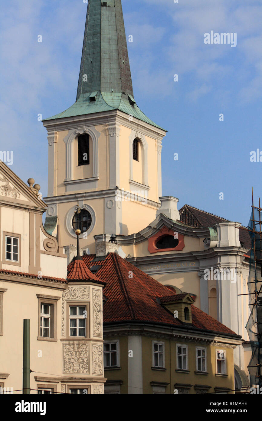 Il campanile di San Tommaso dell'Ordine Agostiniano svetta sui tetti di Malostrana, Praga, Repubblica Ceca Foto Stock