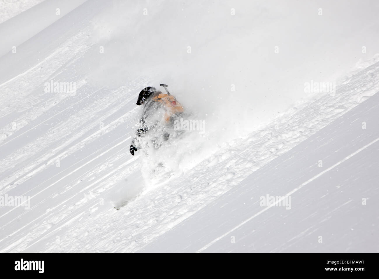 Lone snowboarder in fresco in polvere di neve. Nessun nome Bowl, Monarch Mountain, Colorado, STATI UNITI D'AMERICA Foto Stock