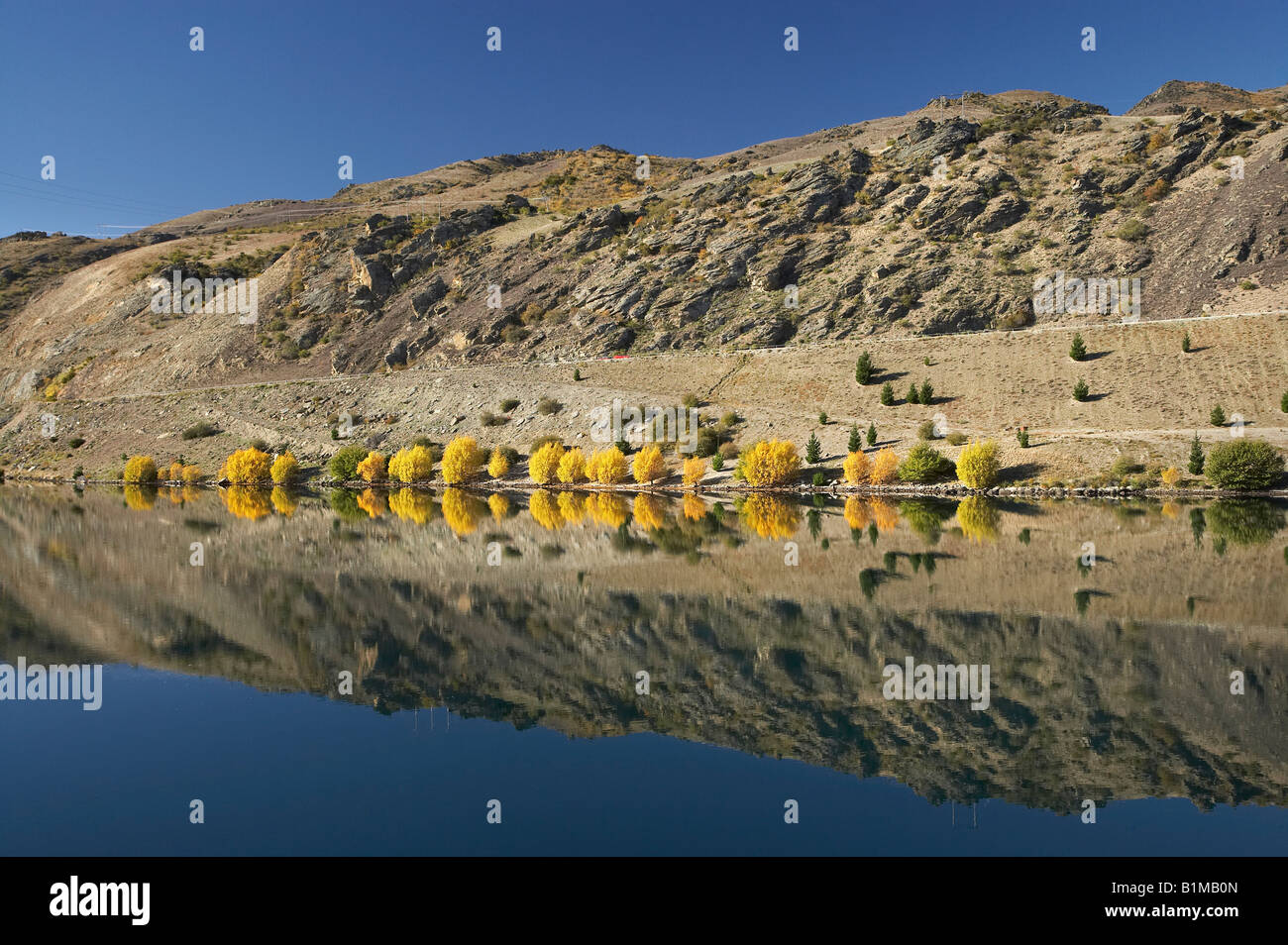 Il lago di Dunstan e Autostrada statale 8 Cromwell Gorge Central Otago Isola del Sud della Nuova Zelanda Foto Stock