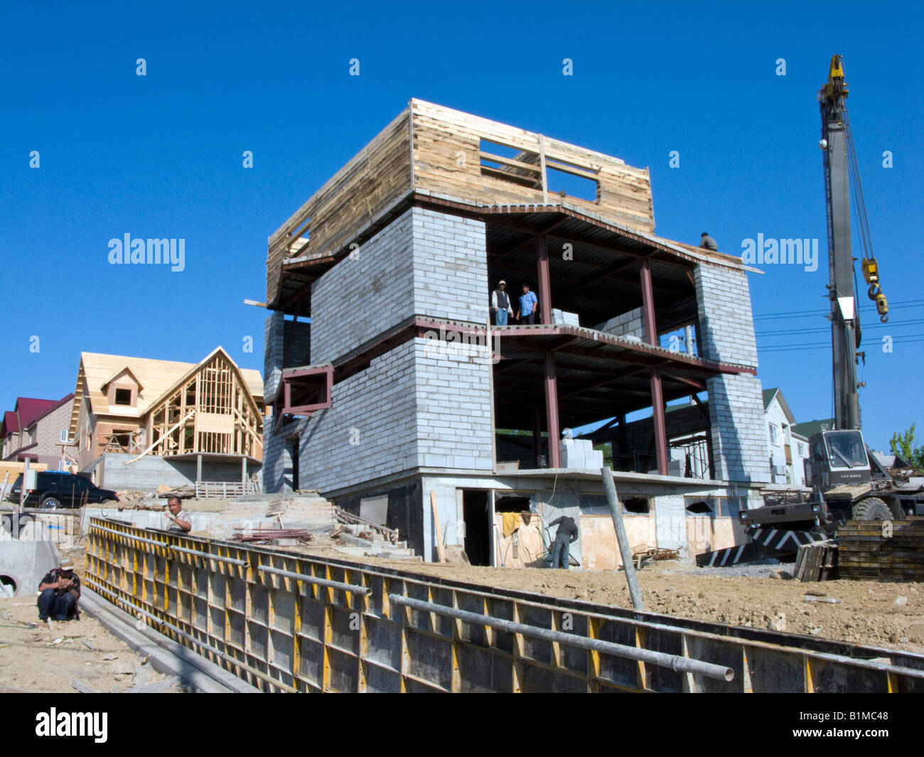 Un nuovo grande casa costruita da ricchi russi in un esclusivo alloggiamento in sviluppo Yuzhno Sakhalinsk Isola Sakhalin in Russia 2008 Foto Stock