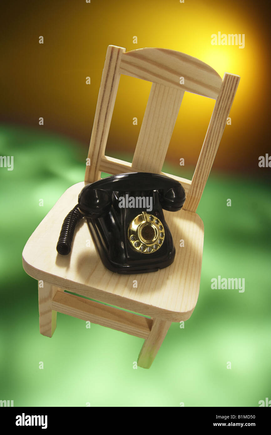 Telefono sulla sedia in legno Foto Stock