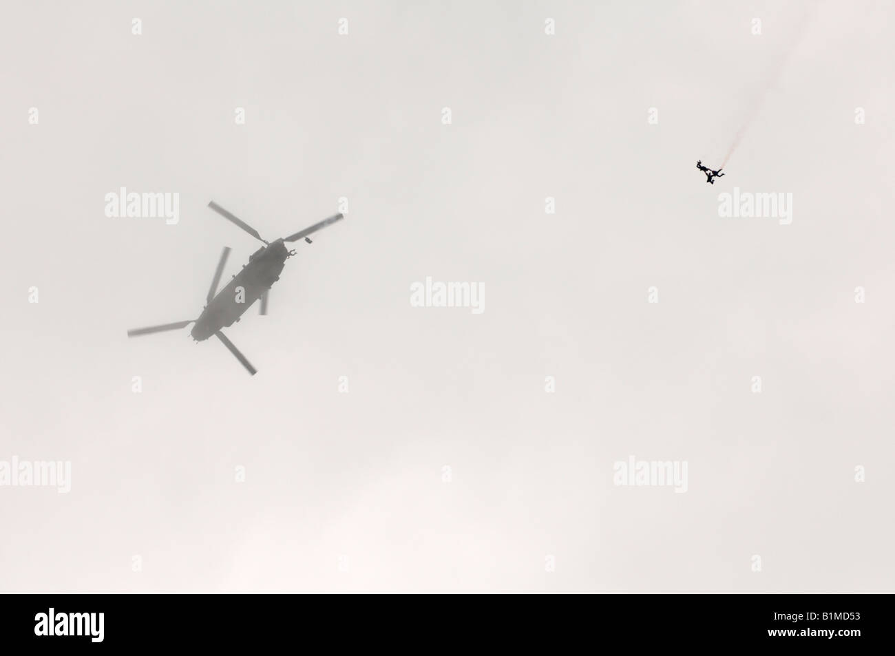 RAF paracadutisti da Boeing Chinook in bassa nube di nebbia Kemble elicottero Air Show 2008 Foto Stock