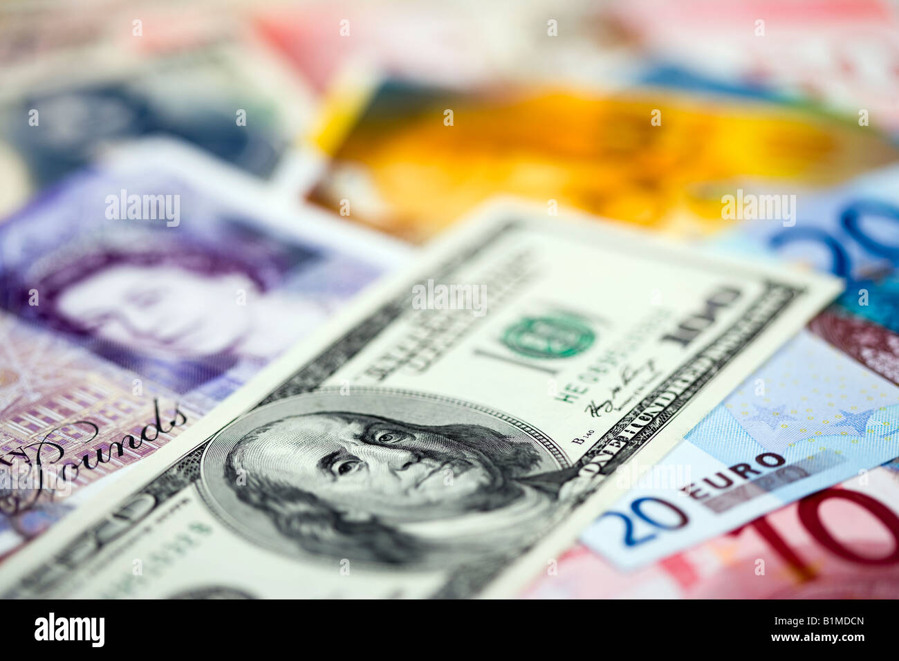 Montaggio di moneta internazionale; Stirling, USD e Euro prominente Foto Stock