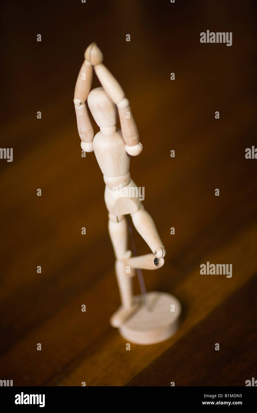 Un disegno di Figurine di Yoga in posizione albero sul pianale in legno Foto Stock
