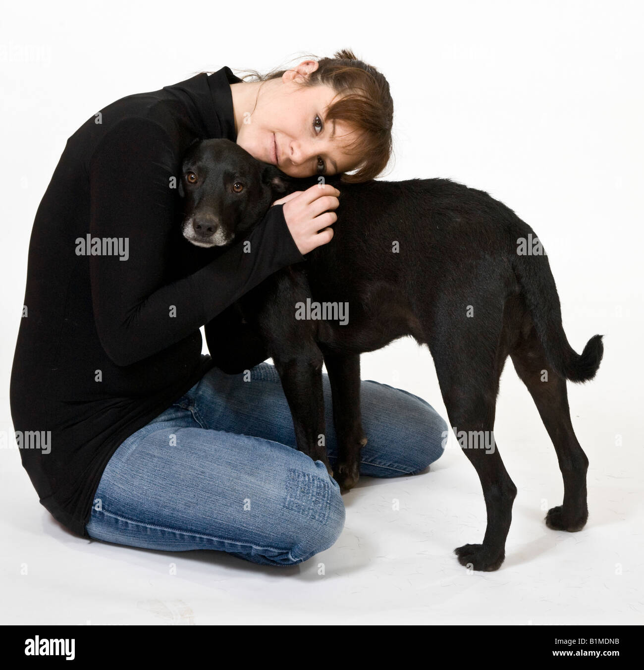 Donna nelle sue venti e il suo cane nero. Foto Stock