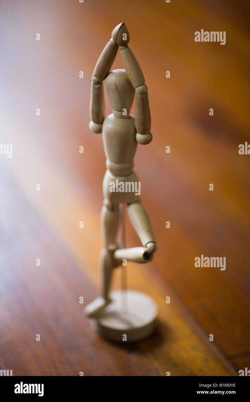 Un disegno di Figurine di Yoga in posizione albero sul pianale in legno Foto Stock