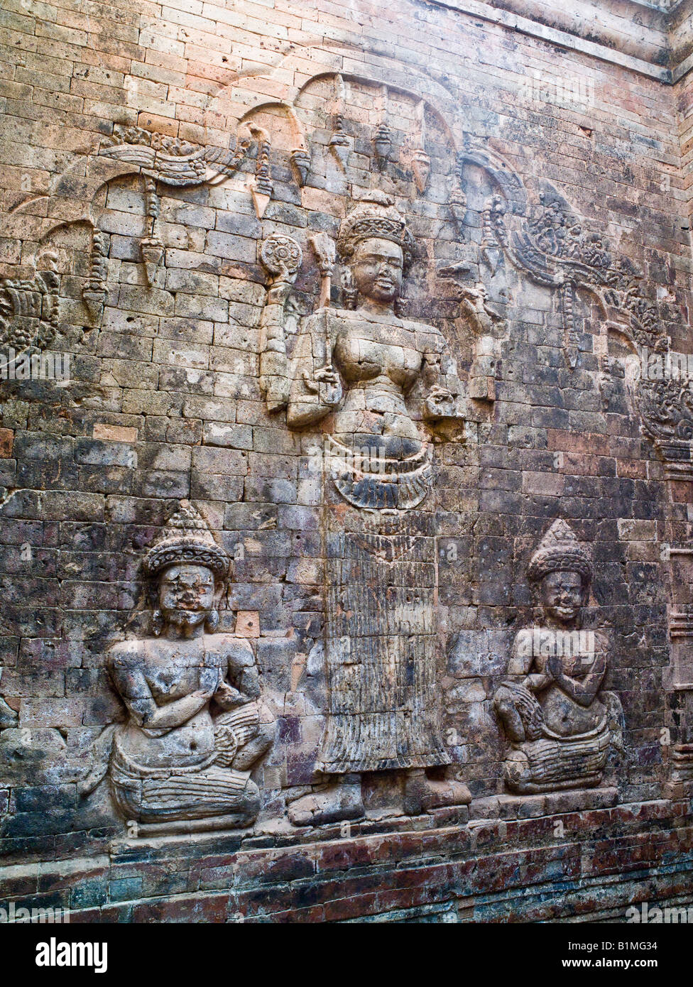 Bassorilievo della dea Lakshmi, la moglie di Vishnu, Prasat (Prasad) Kravan, tempio di Angkor, Cambogia Foto Stock