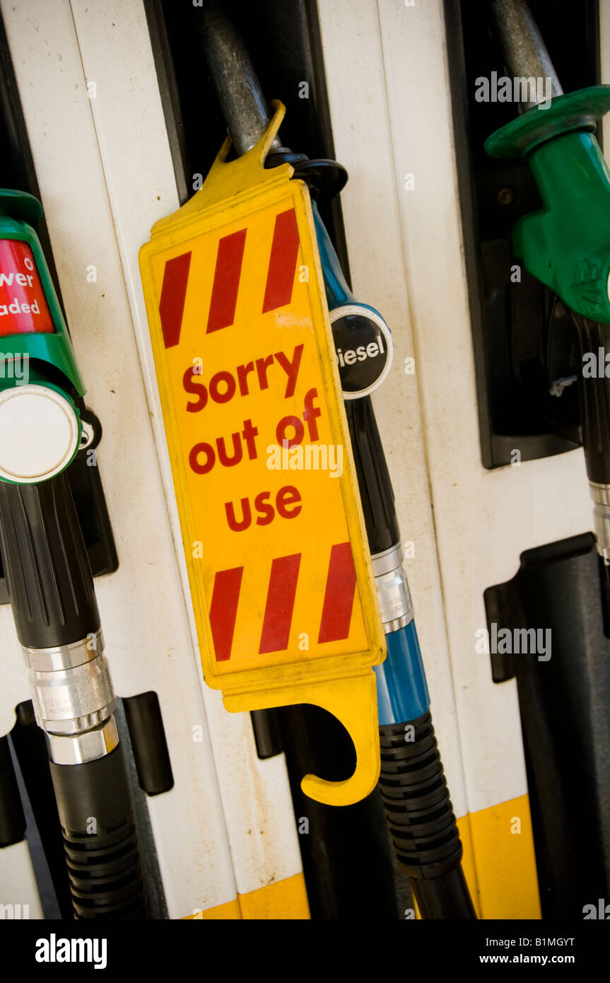 Tags sul gasolio pompe contrassegnandole come fuori di non utilizzare combustibile rimasto nel serbatoio - scarsità di combustibile e crisi energetica REGNO UNITO Foto Stock