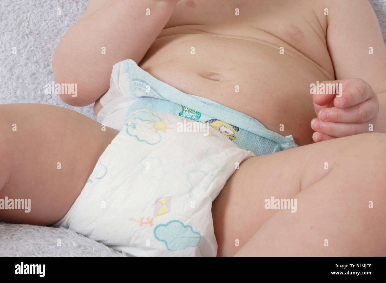 Chiudere il baby nel pannolino monouso Foto Stock