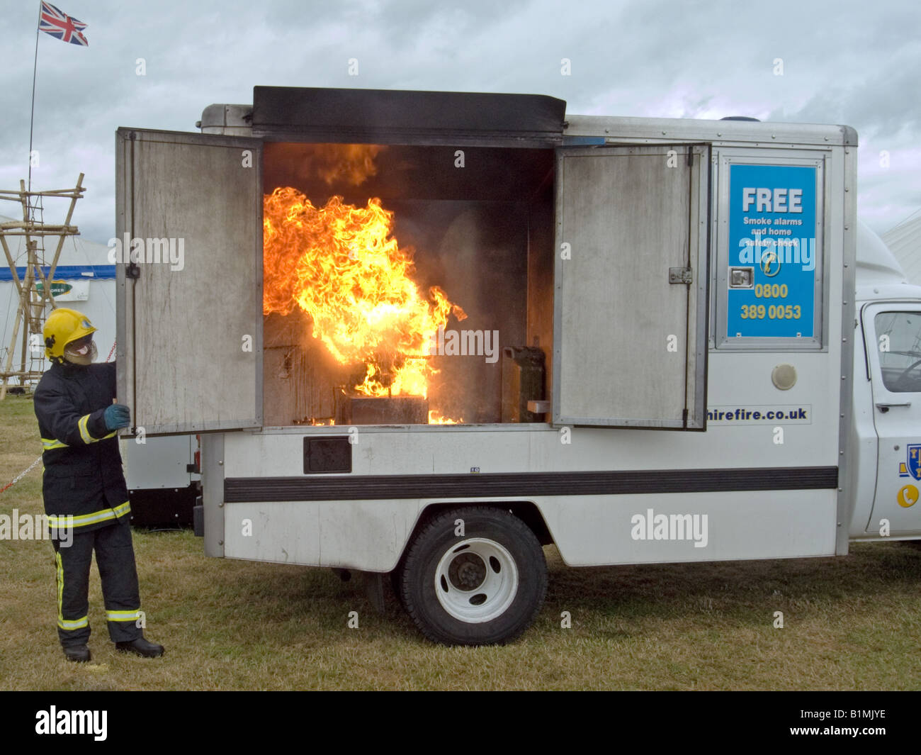 Chip pan fire dimostrazione presso il Cheshire Show. Foto Stock