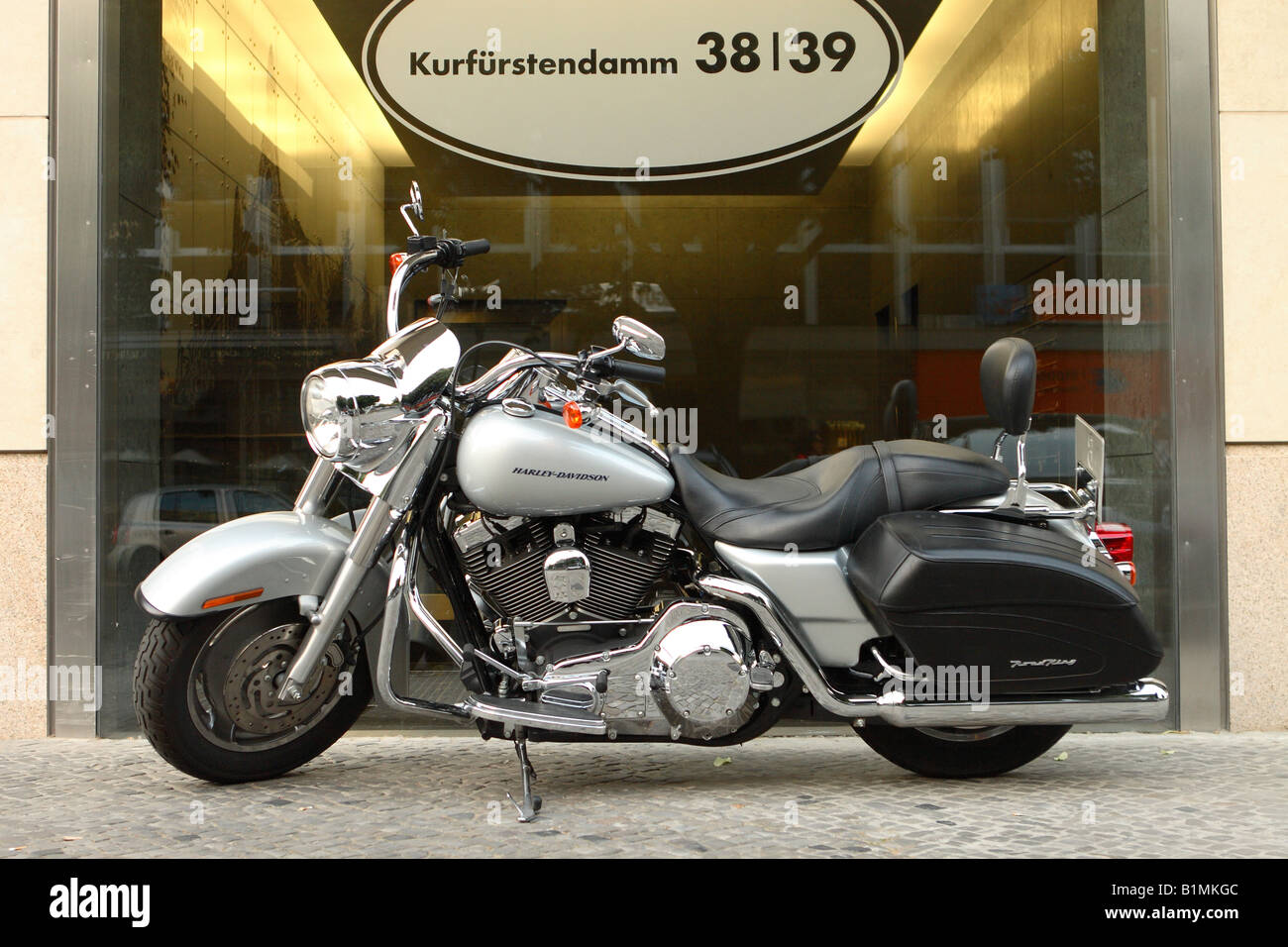 Harley Davidson Road King luxury motoveicolo nella esclusiva Kurfurstendamm boulevard di Berlino Germania Foto Stock