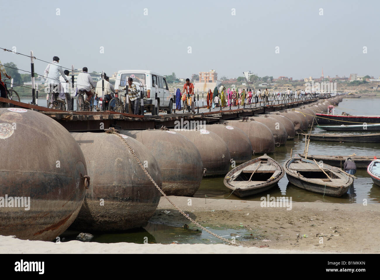 Il Pontoon ponte attraverso il Gange o Ganga River a Ramnagar Ram Nagar Fort Varanasi India Foto Stock