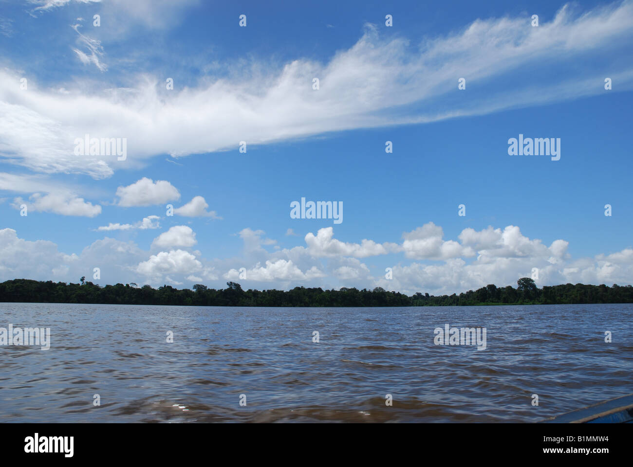 Cielo tropicale sul fiume Maroni Foto Stock