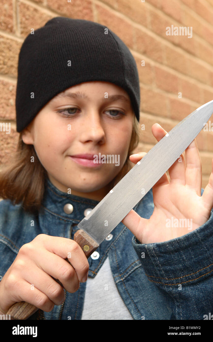Giovane ragazza adolescente con coltello affilato camicia denim piano di  tracciatura della vendetta in strada urbana alley con muro di mattoni posti  dal modello Foto stock - Alamy