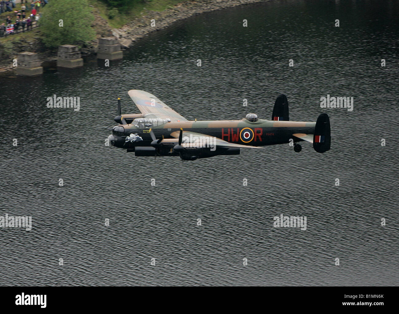 RAF BATTLE OF BRITAIN MEMORIAL FLIGHT LANCASTER A BASSO LIVELLO nel Derbyshire Foto Stock