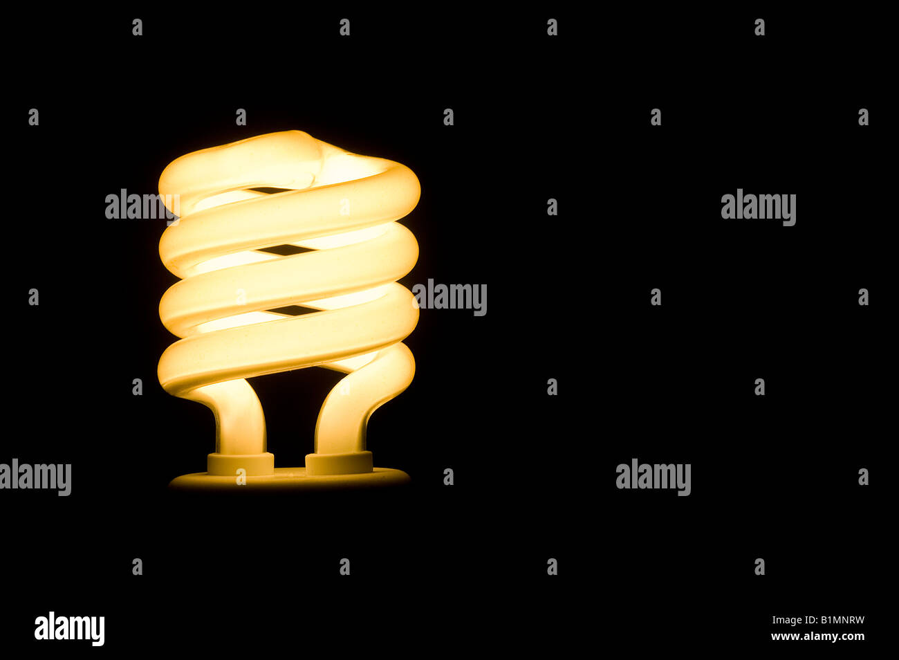 Risparmio di energia fluorescente lampadina luce su sfondo nero spazio per il testo Foto Stock