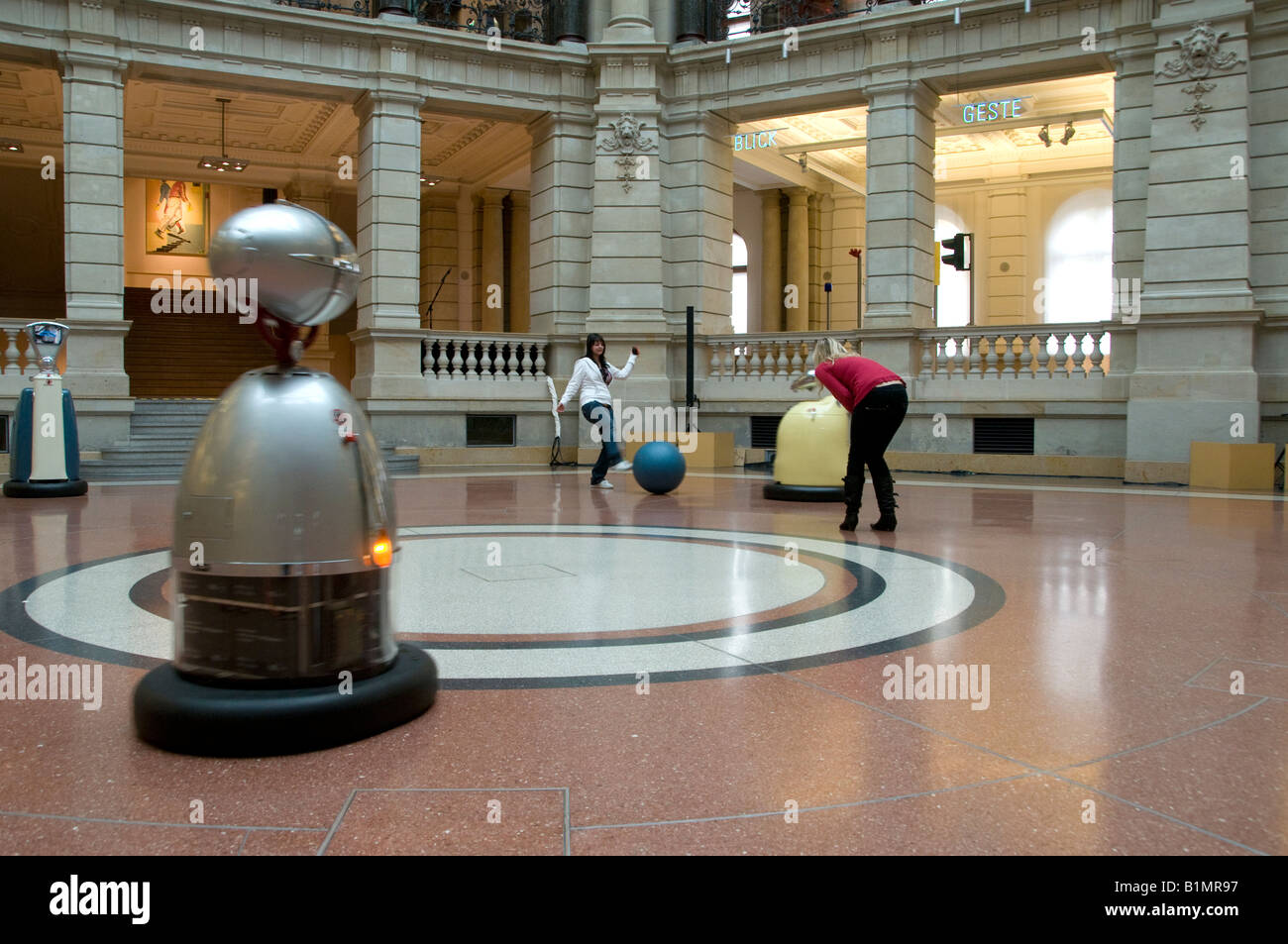 Le giovani donne a giocare a calcio con un robot interno Museum fur Kommunikation museo comunicazione quartiere Mitte Berlino Germania Foto Stock