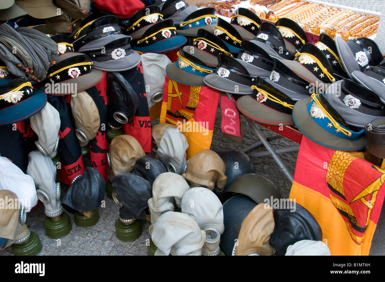 L'ex cimeli del DDR in vendita nel mercato delle pulci di Mauerpark, un parco pubblico lineare nel quartiere Prenzlauer Berg di Berlino in Germania Foto Stock