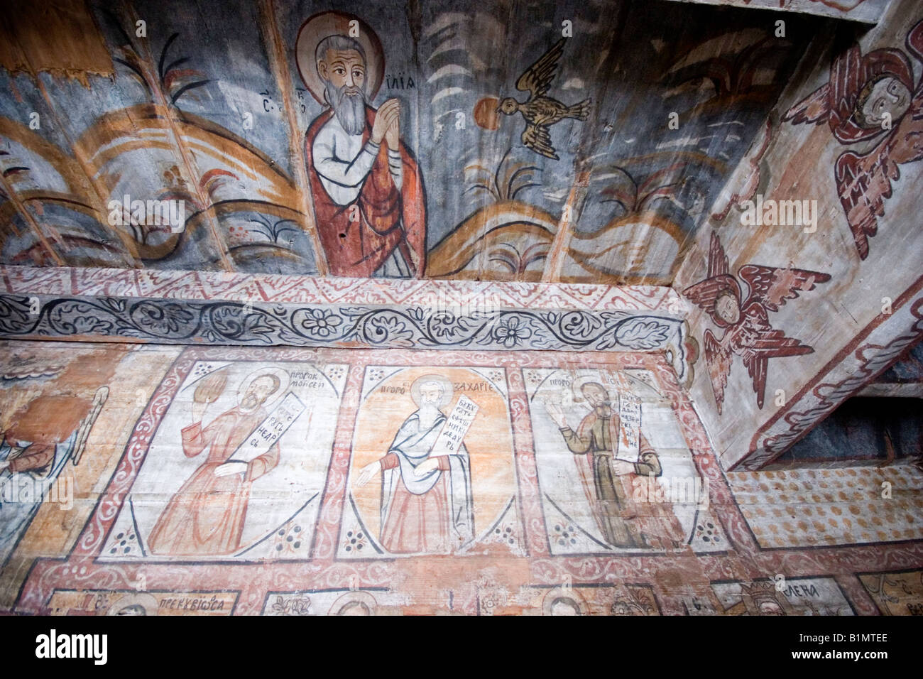 La Romania legno verniciatura all'interno chiesa di legno in Maramures, Romania Foto Stock