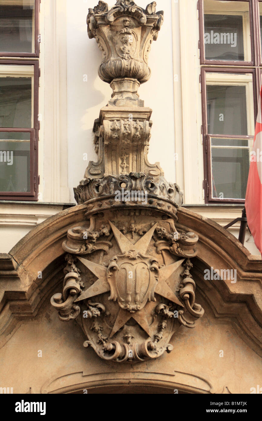 Le armi dei cavalieri di Malta o Cavalieri di San Giovanni Ospitalieri su una porta Foto Stock