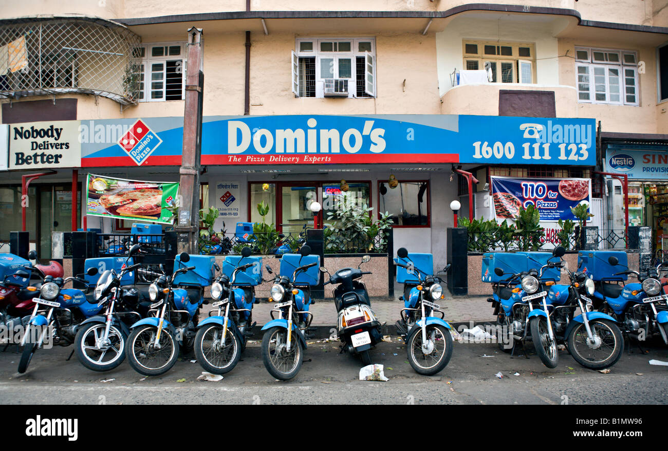 INDIA MUMBAI MAHARASHTRA Domino s Pizza franchising in Mumbai India con i motocicli allineati davanti a consegnare le pizze Foto Stock