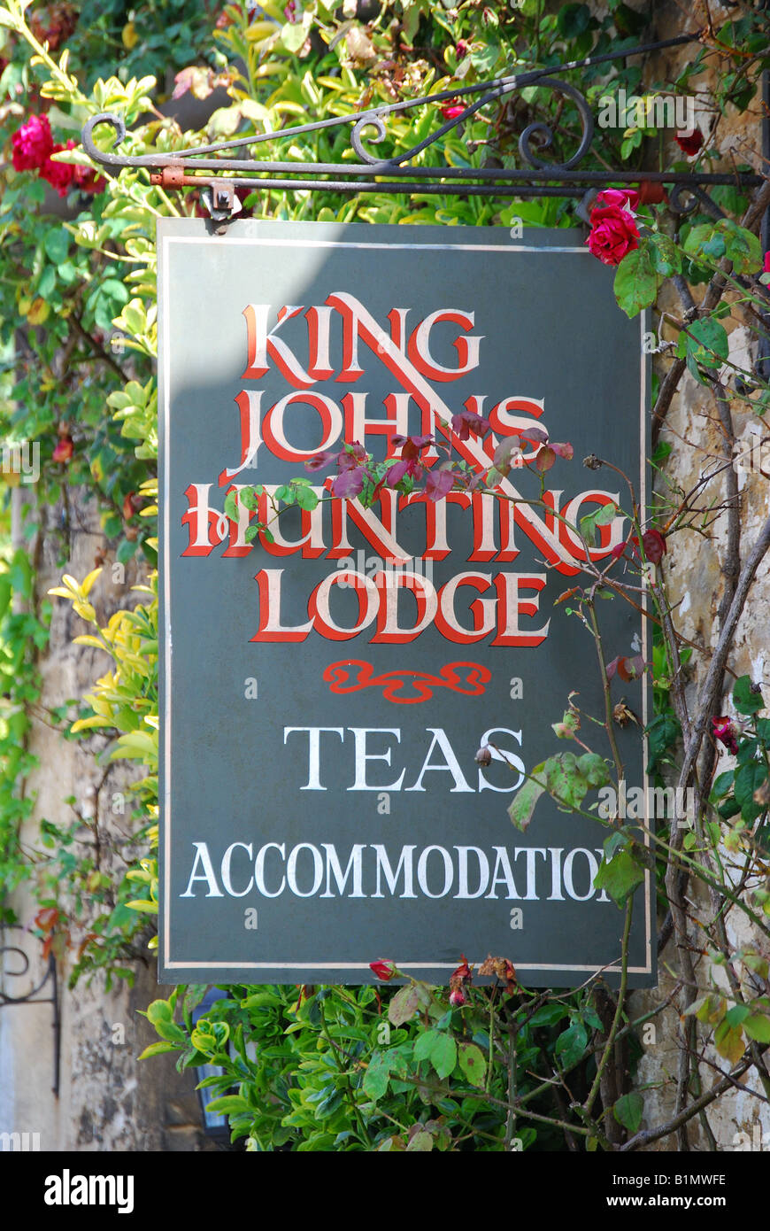 Re John's Hunting Lodge sale da tè segno, Church Street, Lacock, Wiltshire, Inghilterra, Regno Unito Foto Stock