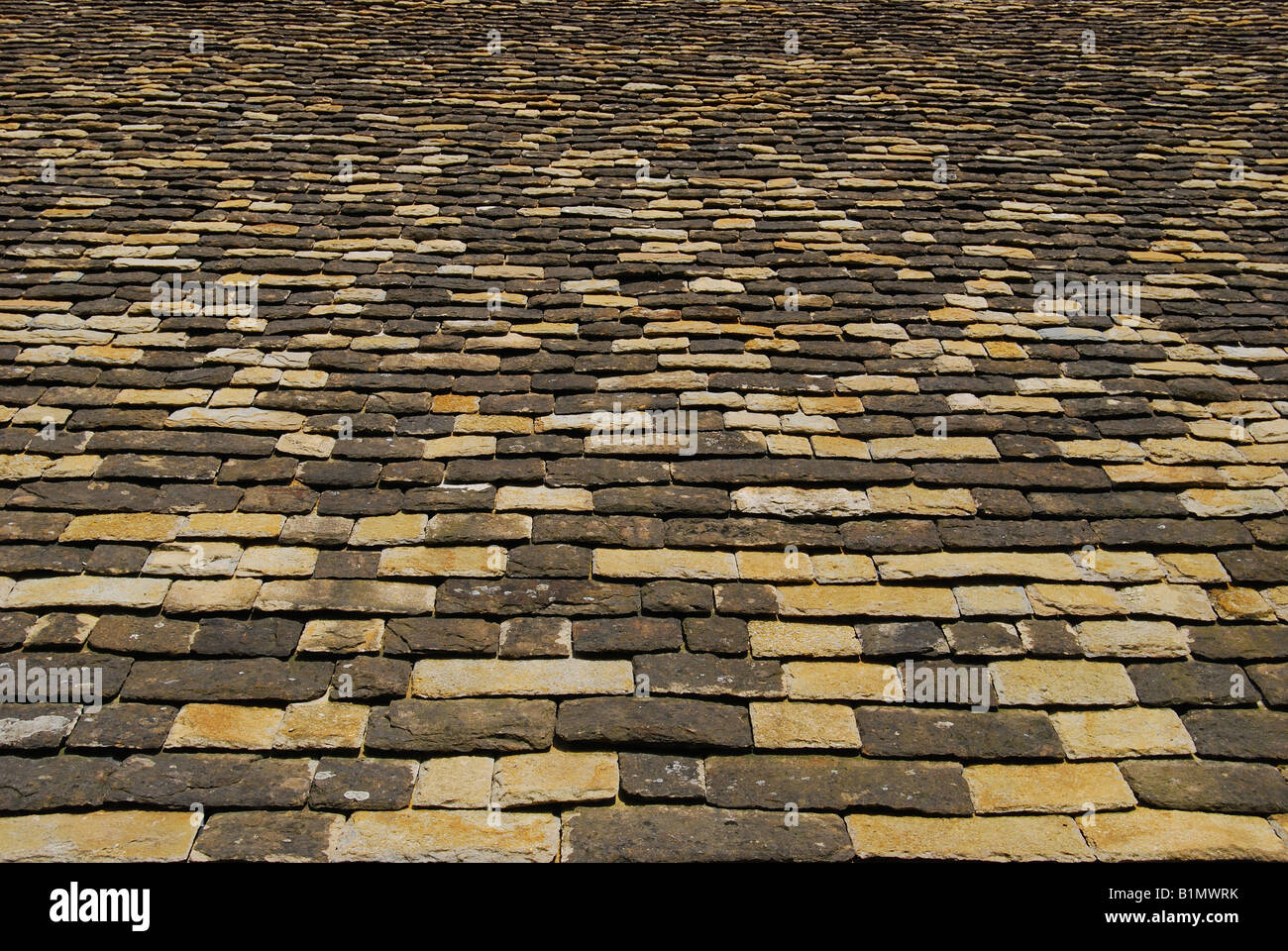 Tegole del tetto del XIV secolo sala Tithe Barn, East Street, Lacock, Wiltshire, Inghilterra, Regno Unito Foto Stock