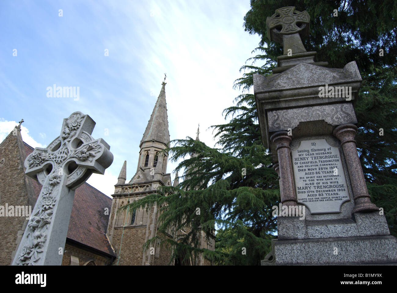 Una croce celtica, un ornato 1920s grave e la guglia di stile gotico cappella presso il cimitero di Teddington, Middlesex, Inghilterra Foto Stock