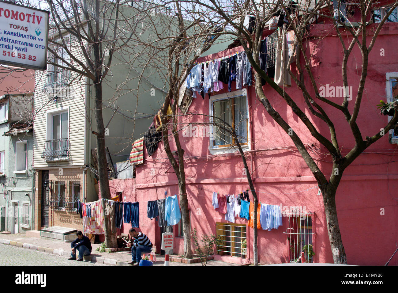 Due turche gli uomini seduti davanti alla loro casa in un quartiere operaio di Istanbul Foto Stock