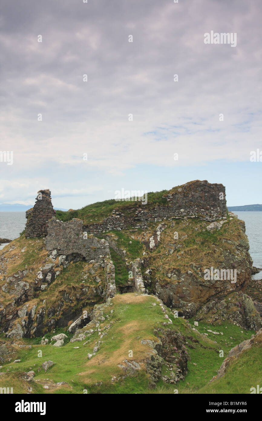 La rovina del castello di Dunscaith Ob Gauscavaig baia vicino Tokavaig Isola di Skye in Scozia Foto Stock