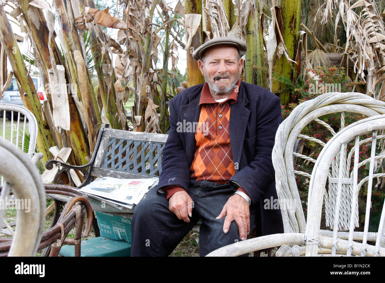 Un uomo anziano fuma un sigaro Foto Stock