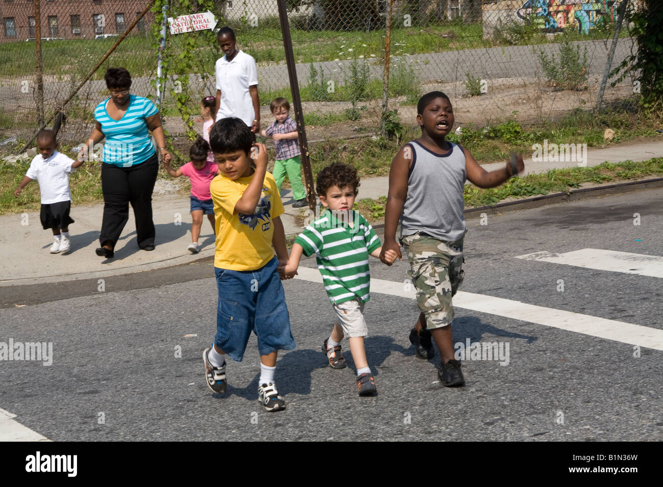 Scuola materna e prekindergarten bambini di andare in un'avventura nel quartiere di Brooklyn a New York Foto Stock