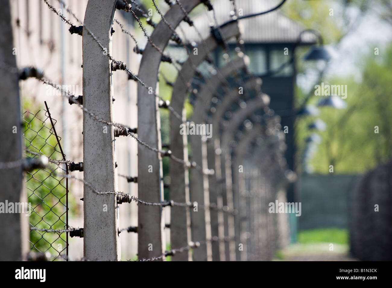 Recinzione e torre di guardia al campo di concentramento di Auschwitz Foto Stock