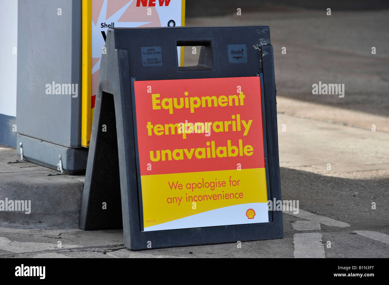 La benzina senza piombo e del gasolio pompe carburante fuori uso non disponibile presso una stazione di servizio Shell Foto Stock