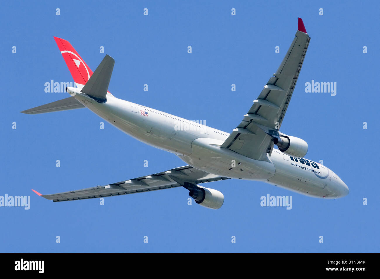 Airbus A330 operati da Northwest Airlines arrampicata fuori dall'Aeroporto di Londra Heathrow Foto Stock