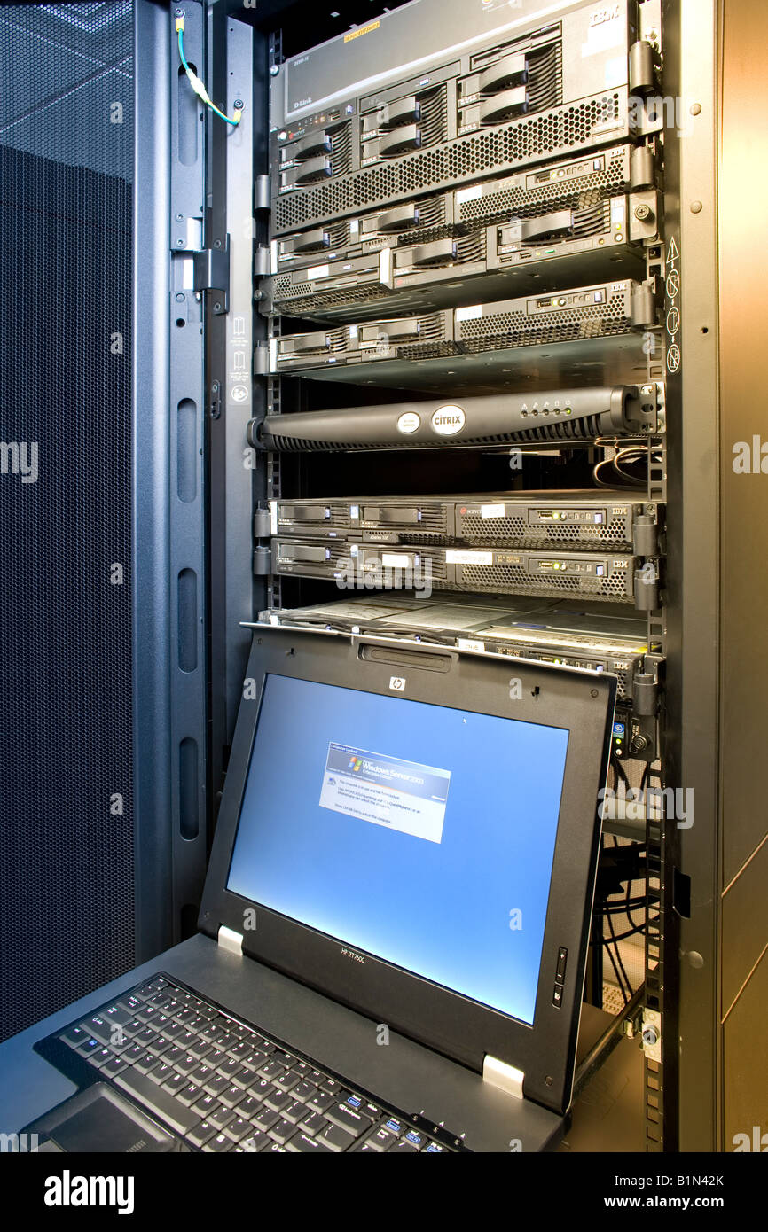 Rack che contiene i server di computer Foto Stock