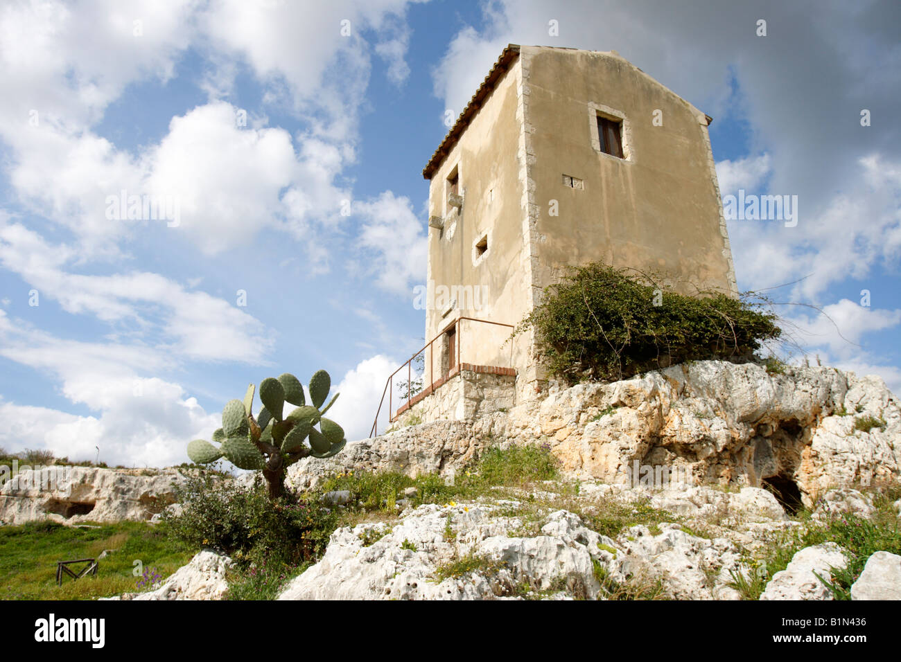 Casa costruita sulle rovine vicino al Teatro Greco Neapolis Area Archeologica Siracusa Sicilia Italia Foto Stock