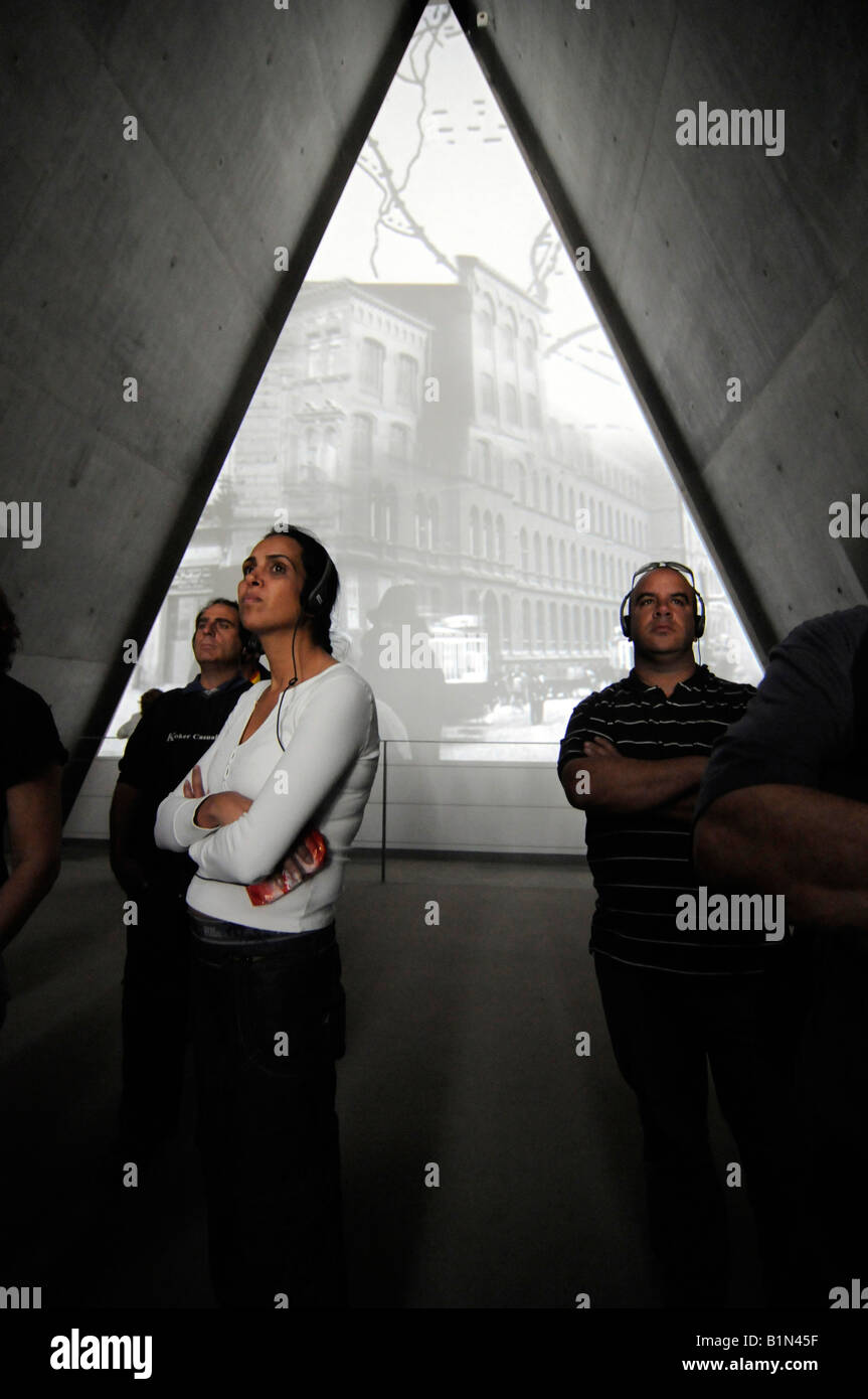 La gente a guardare un breve filmato sulla vita ebraica in Europa orientale prima dell'Olocausto, nel Mausoleo di Yad Vashem di Gerusalemme Foto Stock