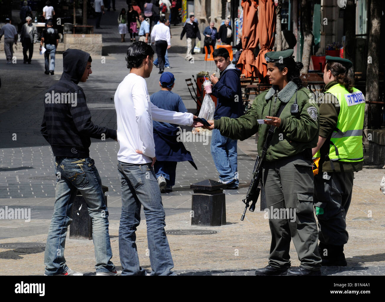 Soldati israeliani controllo della carta ID di palestinesi a Gerusalemme. Foto Stock