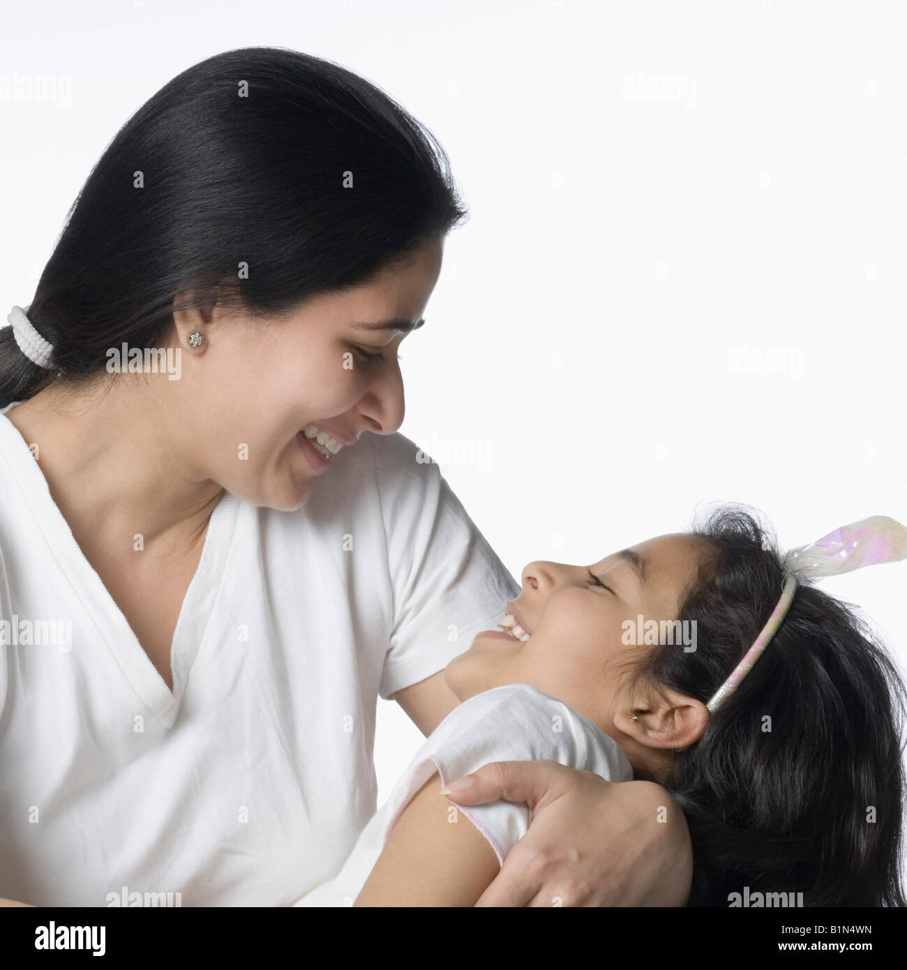 Close-up di un adulto medio donna sorridente con sua figlia Foto Stock