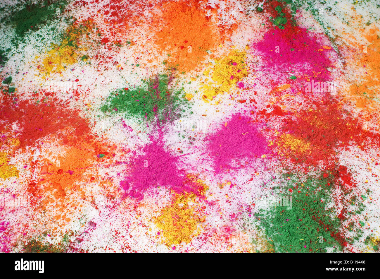 Elevato angolo di visualizzazione multi-colore di vernice in polvere sparsa sul pavimento Foto Stock