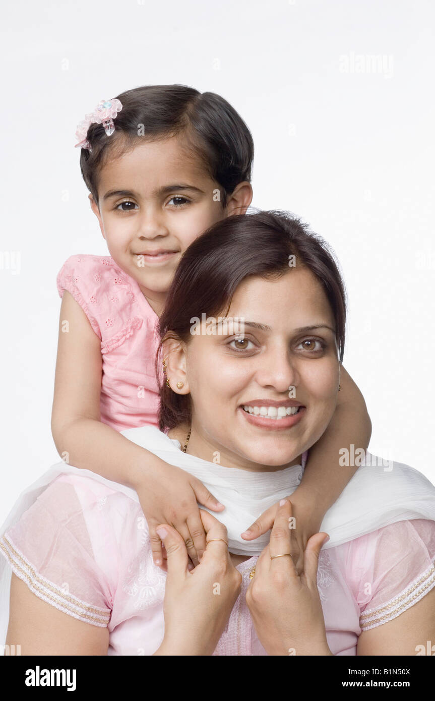 Ritratto di un adulto medio donna sorridente con sua figlia Foto Stock