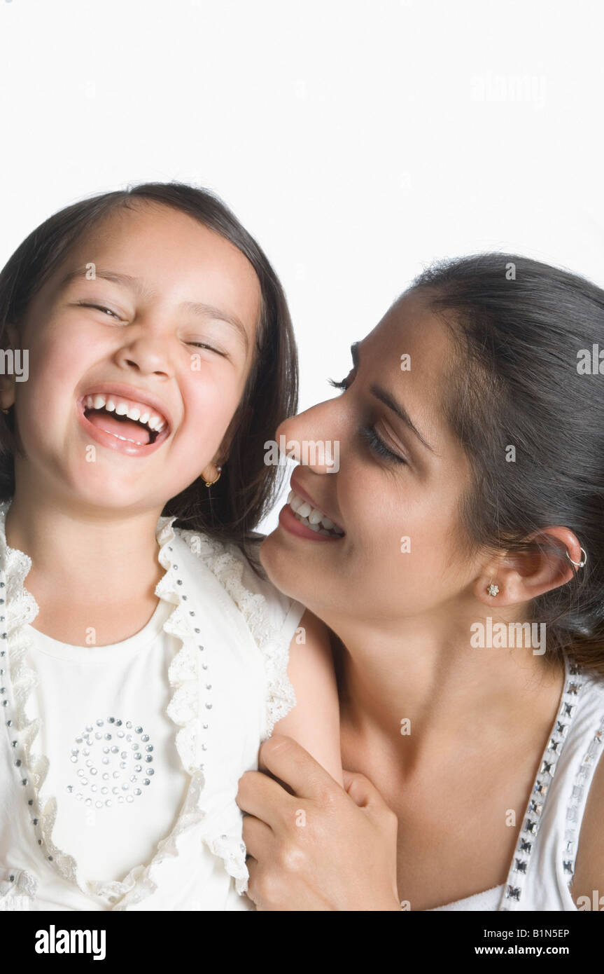 Close-up di una giovane donna che guarda la sua figlia e sorridente Foto Stock