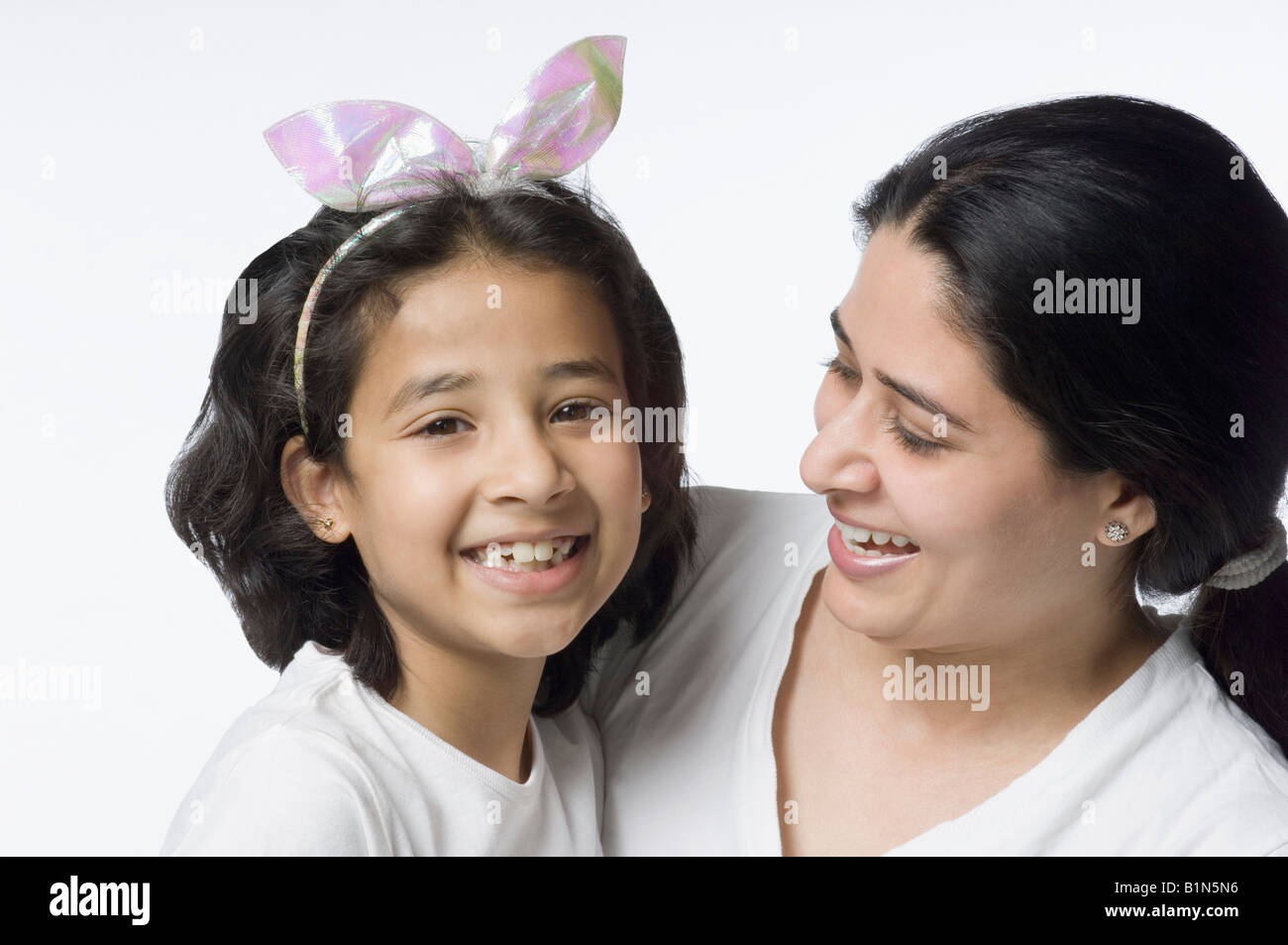 Ritratto di una ragazza sorridente con sua madre Foto Stock